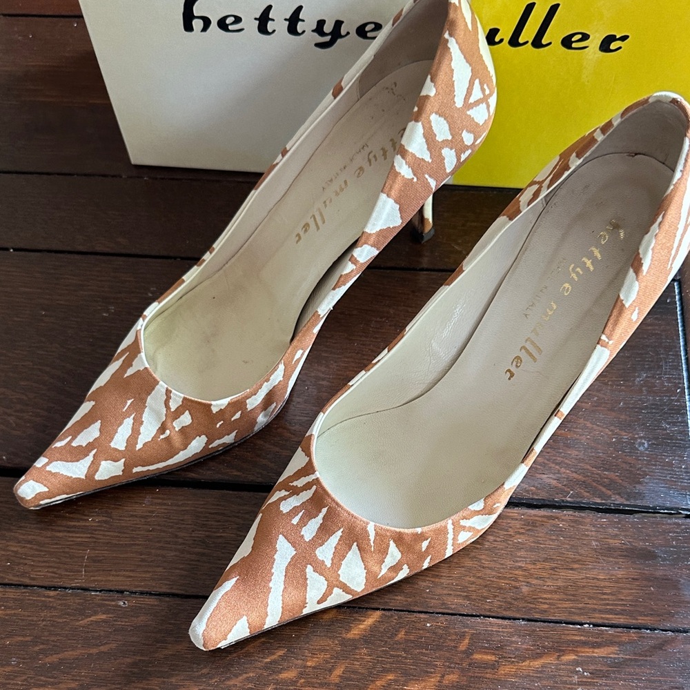 Bettye Muller Brown and Cream Patterned Heels